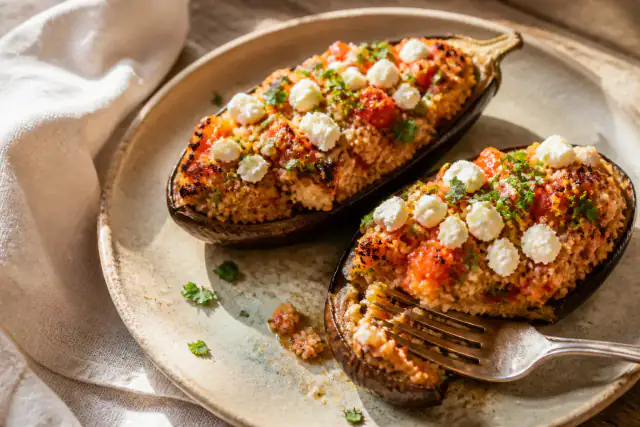 Demi-aubergines rôties garnies de quinoa aux tomates, feta et persil