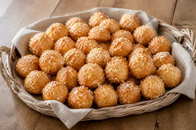 Chouquettes dorées et gonflées couvertes de grains de sucre perlé