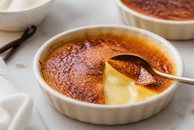 Crème brûlée à la vanille avec fine croûte de cassonade caramélisée et cuillère