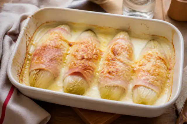 Endives au jambon gratinées avec béchamel crémeuse et emmental doré