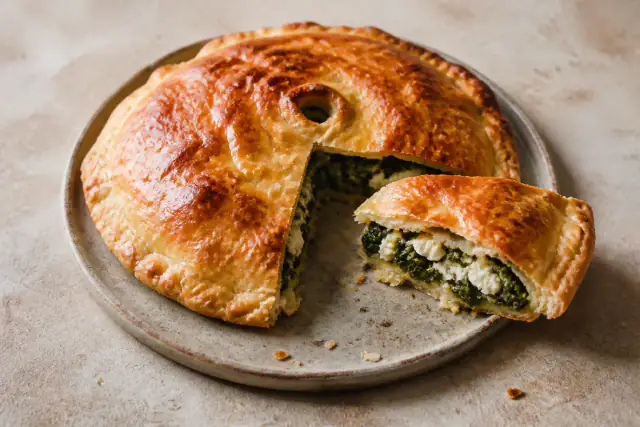 Feuilleté tressé doré garni d’épinards et de chèvre crémeux