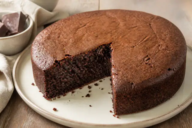 Gâteau au chocolat moelleux tranché avec mie sombre, souple et légèrement humide