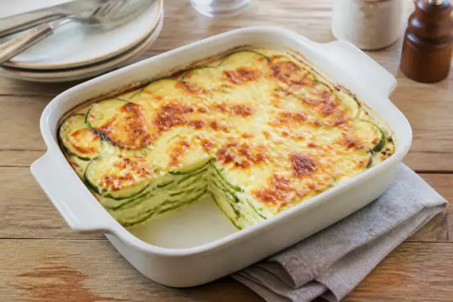 Gratin de courgettes doré avec rondelles de courgette et emmental fondu