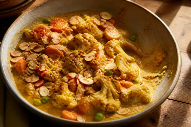 Korma crémeux de légumes aux amandes avec chou-fleur, carottes et petits pois