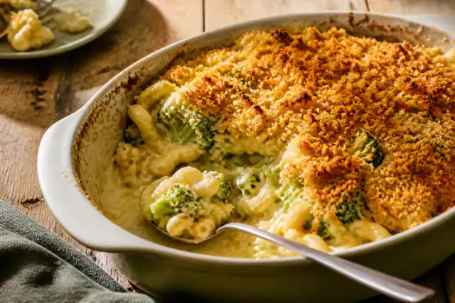 Gratin de macaronis au cheddar et brocoli sous une chapelure dorée