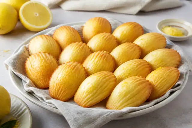 Madeleines au citron dorées, moelleuses et bombées avec zestes fins