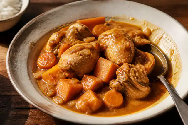 Mafé de poulet mijoté avec patate douce et carottes dans une sauce cacahuète