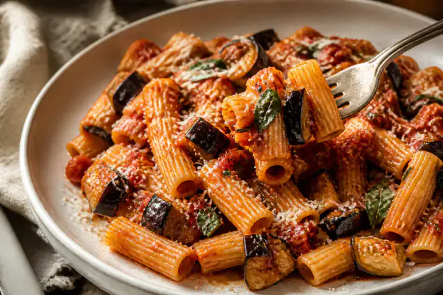 Pâtes alla Norma à la sauce tomate avec aubergines dorées, basilic et ricotta salée