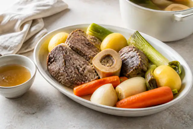 Pot-au-feu de bœuf traditionnel avec paleron, jarret, carottes, poireaux, navets et bouillon clair