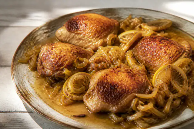 Poulet yassa doré avec oignons fondants et sauce citronnée