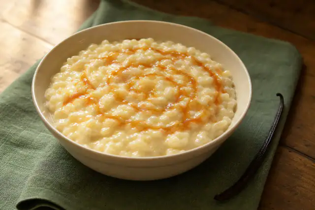 Riz au lait crémeux à la vanille servi en petits pots avec un filet de caramel