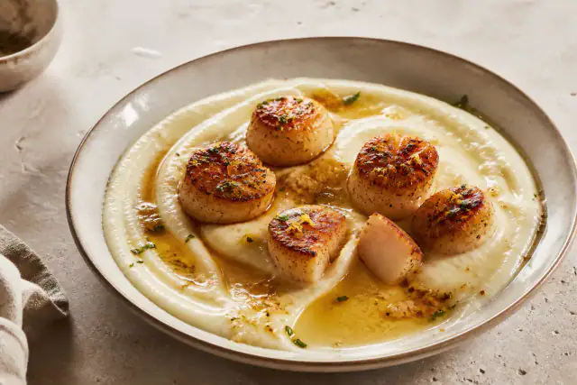 Noix de Saint-Jacques dorées sur purée de chou-fleur avec beurre noisette et citron