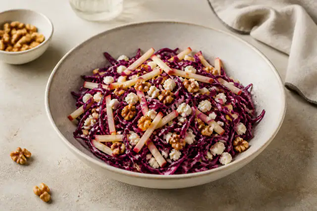 Salade croquante de chou rouge avec dés de pomme, feta et noix