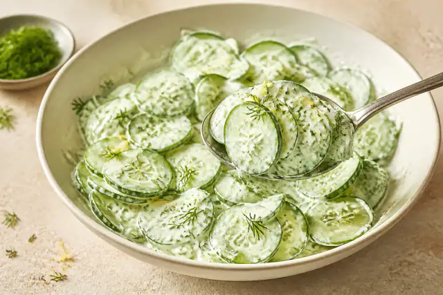 Salade crémeuse de concombre au yaourt, citron et aneth frais