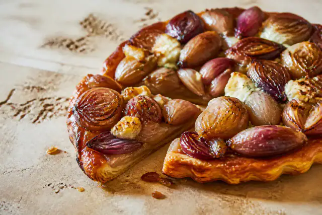 Tarte tatin renversée aux échalotes caramélisées, chèvre, miel et thym