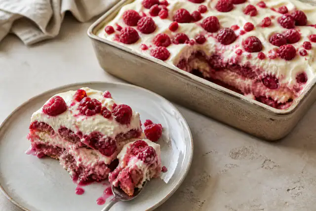 Tiramisu aux framboises en couches de crème au mascarpone et biscuits roses