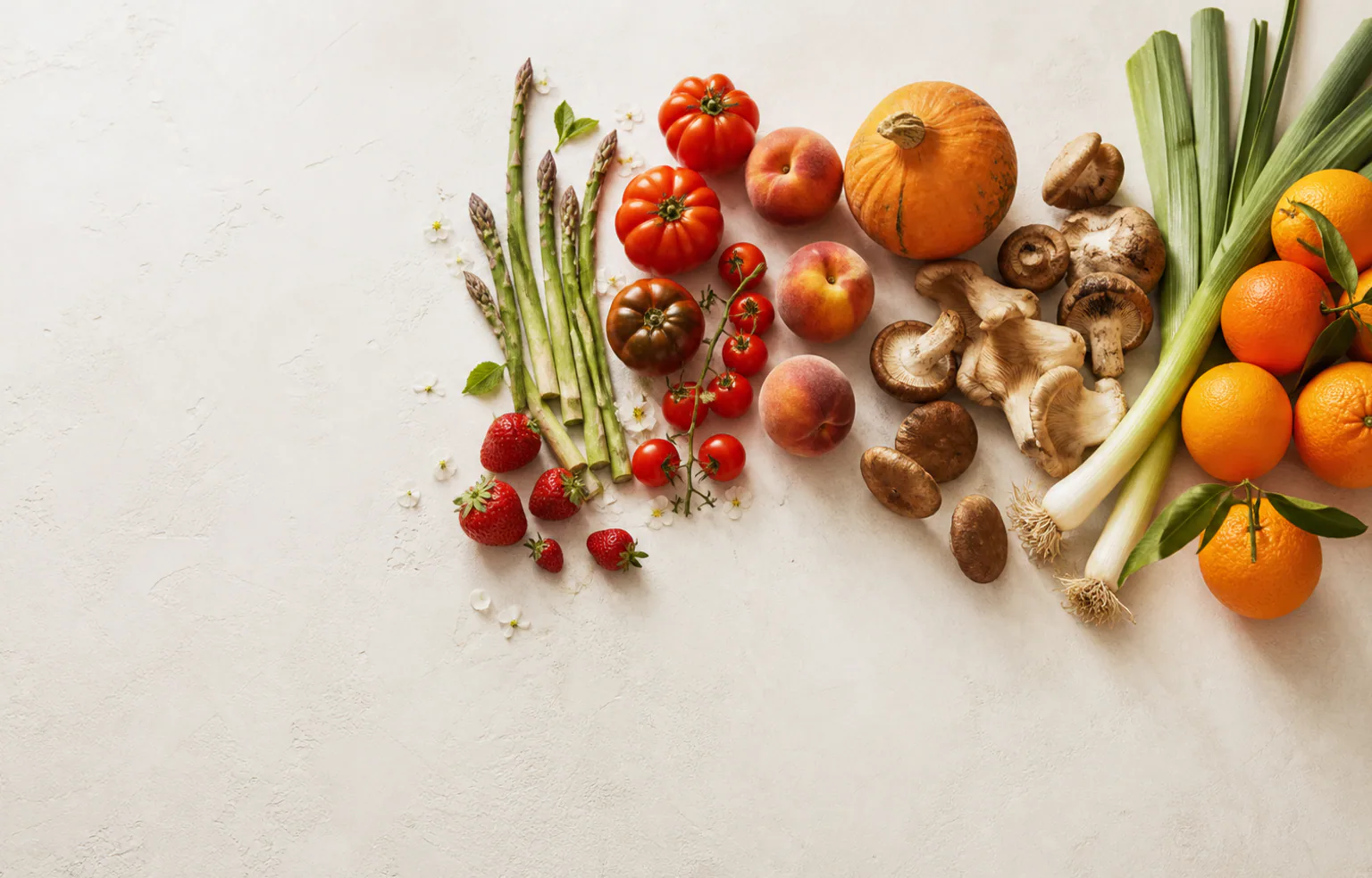 Fruits et légumes des quatre saisons disposés sur un plan de travail de cuisine